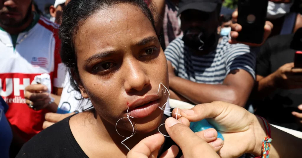Migrantes se cosen los labios