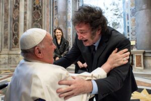 Milei y el Papa Francisco se abrazan en el Vaticano