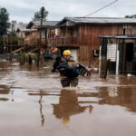 Rescatan a personas con hipotermia que seguían en casas inundadas en Brasil