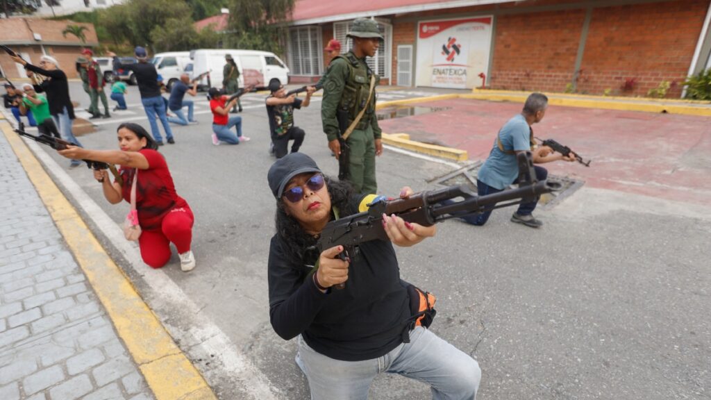 Venezuela entrena a civiles ante supuesta amenaza de EE.UU.