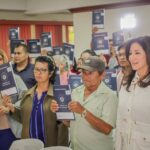 Justicia contra el fraude inmobiliario: El Gobierno Salvadoreño entrega escrituras a familias afectadas por irregularidades.