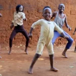 El merengue típico conquista África: El baile viral de Hypers Kids Africa al ritmo de “El Moñoñón”