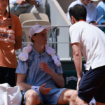 Jannik Sinner sufrió un colapso en Roland Garros y desató polémica por atención médica ante Cerúndolo