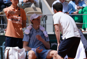 Jannik Sinner sufrió un colapso físico en Roland Garros ante Juan Manuel Cerúndolo y generó polémica por su atención médica en pleno partido.