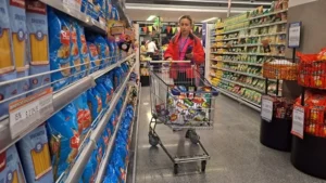 La inflación en Argentina elevó la canasta básica un 2.5% en abril. Una familia requiere 960 dólares para no ser pobre.