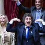 Manuel Adorni renuncia como jefe de Gabinete argentino en medio de investigaciones