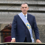 Escándalo en Uruguay: El presidente Yamandú Orsi se disculpa tras polémica por millonario descuento en la compra de su vehículo