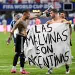 Giovani Lo Celso desata la polémica al desplegar una manta sobre las Islas Malvinas tras la victoria de Argentina ante Inglaterra