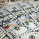 El precio del dólar abre a la baja frente al peso colombiano en la jornada actual