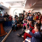CNN, MS NOW y Politico regresan a la Casa Blanca tras fallo de juez federal