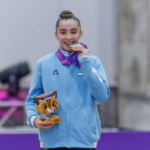 Julieta Lucas, la gimnasta de 16 años que ganó cinco medallas y organiza rifas para llegar al Mundial