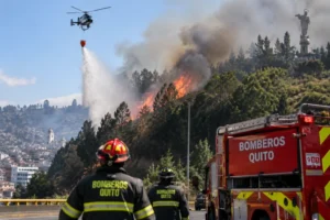 Bomberos controlan incendio Quito