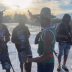Pandilla haitiana exhibe armas y un ritual con ron mientras militares salvadoreños oran antes de partir al rescate de cuatro connacionales