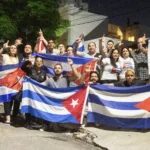 Uruguay abre vía de residencia permanente por arraigo para miles de solicitantes de refugio cubanos