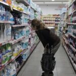 Estudio revela que la crisis agota rápidamente los salarios mensuales en Argentina