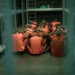 Ingresan 123 reclusos rapados y encadenados a la nueva megacárcel Cacco en Costa Rica